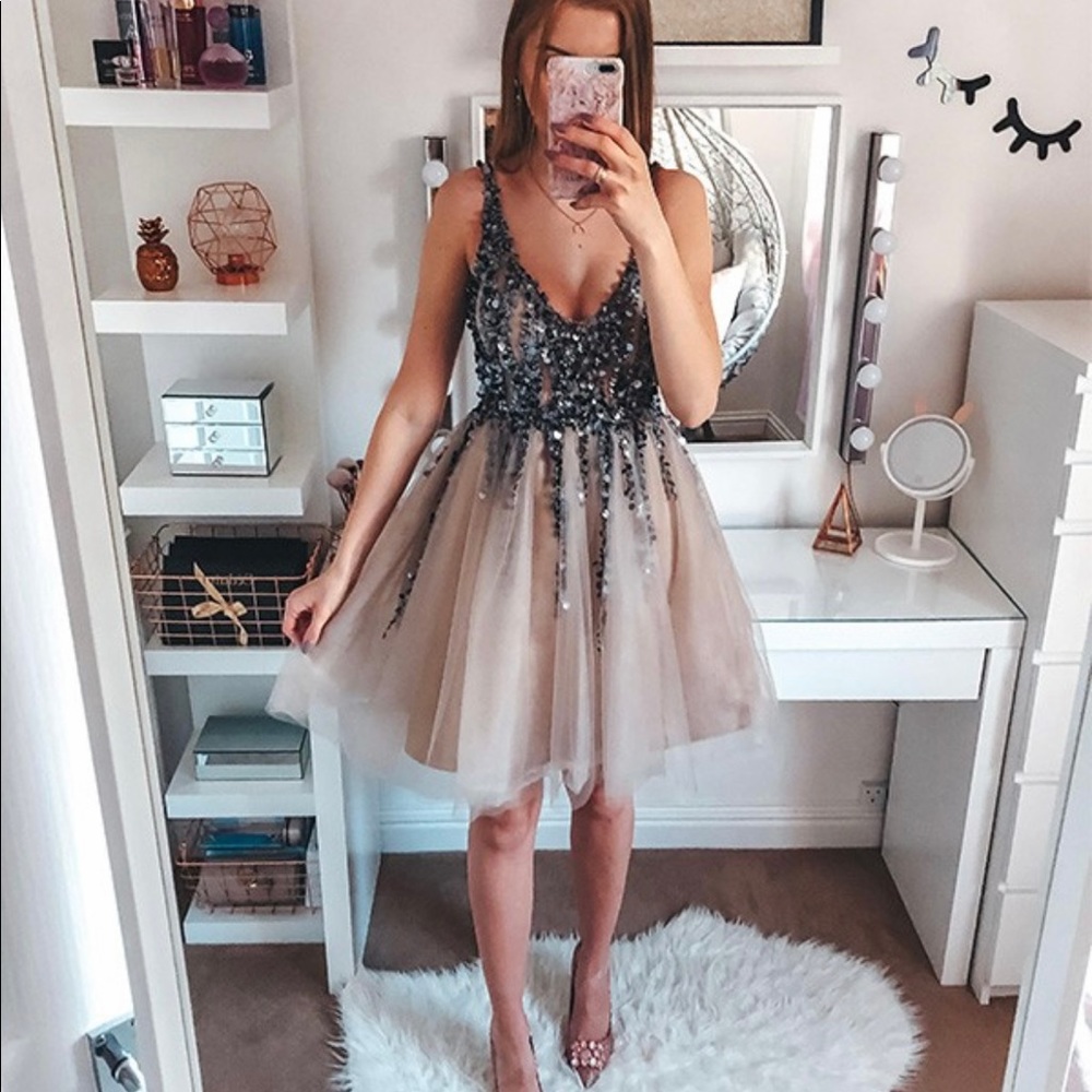 A-Line/Princess Sleeveless V-neck Tulle Sequin Short/Mini Dresses